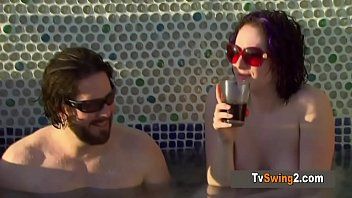 再生 角質のカップルは、この光沢のある邸宅でスウィンガーパラダイスを共有しています！