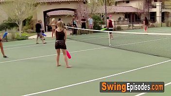 Reproducir ¡Fiesta con parejas calientes que intercambian parejas y anhelan sexo suave!