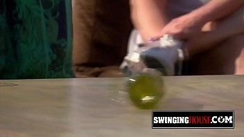 Odtwórz Swingersi wymieniają się partnerami, bawią się i pieprzą na dzikim spotkaniu!