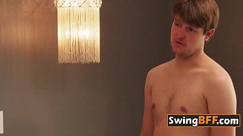 再生 エッチな素人スワッピングが晴れた日にオーラルセックス！