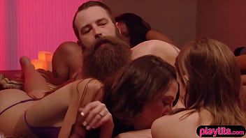 play Ce joli couple est nouveau dans le style de vie échangiste