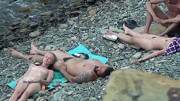 Reproduzir Nudistas amadores europeus quentes nesta compilação de voyeur