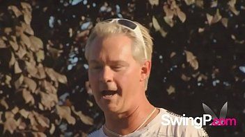 Odtwórz Zboczona zabawa na świeżym powietrzu przed dziką i niechlujną orgią swingersów w nocy.