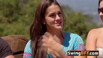 Riproduci Le coppie scambiste diventano migliori amiche dopo aver giocato a giochi sessuali in gruppo