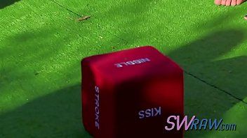 Abspielen Sexy Swingerluder mit atemberaubenden Brüsten necken und küssen sich gegenseitig.