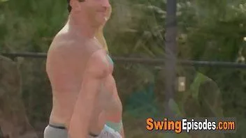 Redare Zile de vară la casa de leagăn cu orgii de swinger vaporoase și sălbatice!