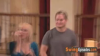 Redare Fete swinger care poartă lenjerie fierbinte la o petrecere sălbatică de swinger!