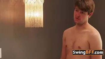 Redare Swinguri amatori excitați fac sex oral într-o zi însorită!