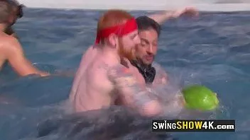play Un gruppo di scambisti arrapati si diverte a giocare nudi nell'acqua.