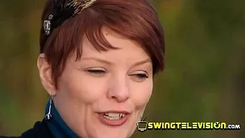 play Erstaunlicher Swinger-Dreier in der Dusche nach einem Tag voller Oralsex und Spiele.