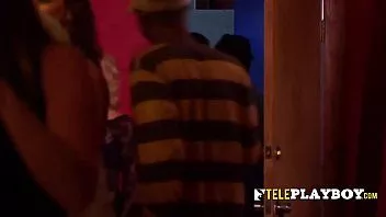 play La femme aux gros seins est prête à se balancer d'une bite à l'autre dans l'orgie de ce soir.