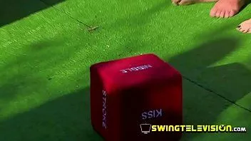 Odtwórz Dołącz do szalonej, gorącej orgii z tymi niegrzecznymi parami swingersów.