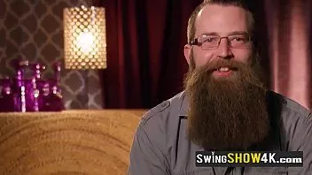 play Seks oralny dla gorących swingerskich żon podczas dzikiej orgii swingersów.