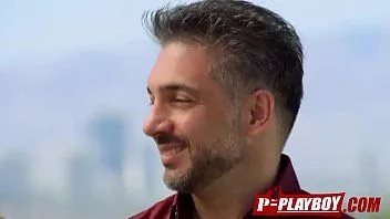 play Des échangistes en chaleur ont une orgie sauvage dans une limousine après une soirée.