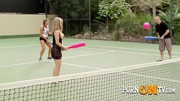 Abspielen Swingerpaare haben unten eine verrückte und wilde Orgie!