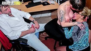 再生 アマチュア ユーロ - 妻と夫がフェティッシュ セックス セッションに 3 番目のホイールを取り付けます - エイドリアン キスとジスカ