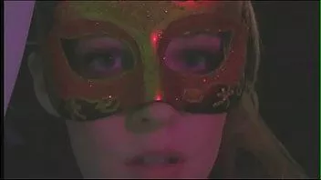 Redare Tânăra Haley Scott și-a spionat soțul și s-a întâmplat să fie la un club de swingers, unde a trebuit să se uite la o figură blondă sophia care se înfige în toate găurile cu schlong mare.