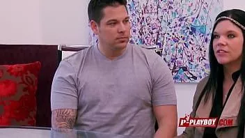Reproduzir Cuckold fode ruiva tatuada ao lado de sua esposa