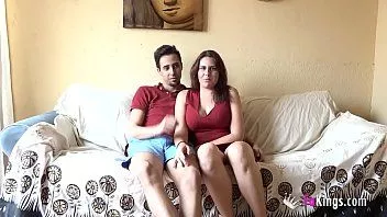 चलाएँ बीट्रिज़, 18 साल की अत्यधिक स्तनधारी किशोरी और उसका प्रेमी अपने स्विंगर साहसिक कार्य की शुरुआत करते हैं