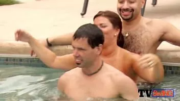 Jouer Préliminaires de couples dans la piscine alors qu'ils se préparent à se balancer