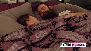 Reproducir Las parejas swinger construyen una conexión.