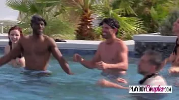 Reproduzir Casais aquecem as coisas enquanto se reúnem na piscina para preliminares quentes