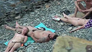 Reproduzir Nudistas amadores europeus quentes nesta compilação de voyeur