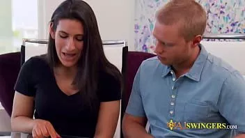 Jouer Jj et Hannah sont ravis de commencer la soirée échangiste.
