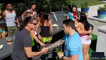 Odtwórz Para amatorów chce pełnej zamiany z doświadczonymi swingersami