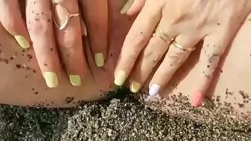 Putar Rosafuxxxia dan ayam hitam, pijat minyak dan vagina basah di pantai