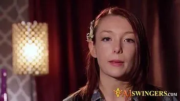 play Des filles échangistes qui font l'amour