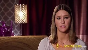 Jouer Un couple échangiste repousse ses limites lors de la soirée échangiste