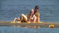 Reproducir Trío duro con MILF en la playa nudista - Recopilación de orgías voyeur espías