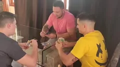 Redare MILF latină devine sălbatică în timp ce soțul invită prietenii la un joc de cărți - Video complet pe roșu.