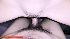 Jouer La chatte humide d'une femme au foyer amateur a soif de votre bite