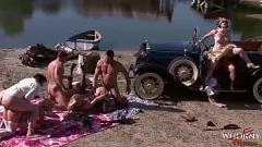Riproduci Orgia Outdoor Extravaganza: Hot Girls Gangbang in pubblico