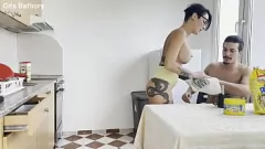 تشغيل لا يمكن أن يقاوم Bathory Latina Milf مقاومة الديك الكبير في ربيب: لسان قذرة ونشوة بخار