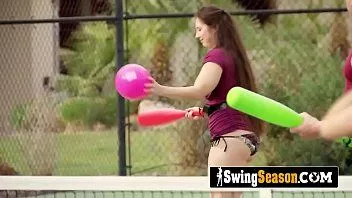 Riproduci Una coppia sposata si è unita alla lussuriosa swing house per scambiarsi e scopare in orge selvagge.