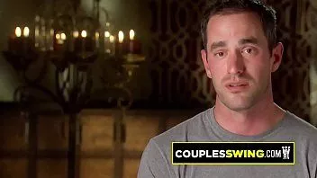 Jouer Ces couples excités font un échange de partenaire coquin dans une orgie sauvage.