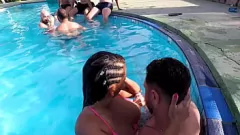 Reproducir Una sexy esposa milf latina disfruta de un gangbang salvaje con 7 hombres calientes, haciendo mamadas, lamidas y placer anal en una fiesta voyeurista.