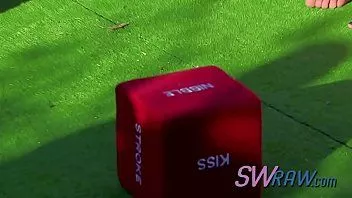 play Ragazze scambiste sexy con un seno sbalorditivo si prendono in giro e si baciano.