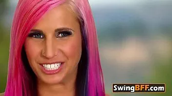 Reproducir Hermosas damas comiendo coño mientras los compañeros swingers observan
