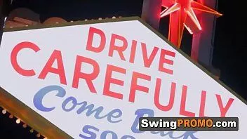 Afspelen Avondje uit in Vegas met een geile groep kinky amateur-swingerkoppels.