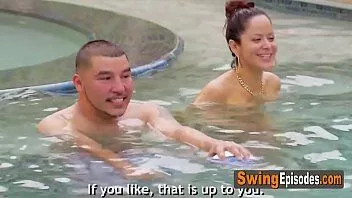 Afspelen Petite swinger brunette wordt aan haar kutje gelikt op een wild zwembadfeestje!