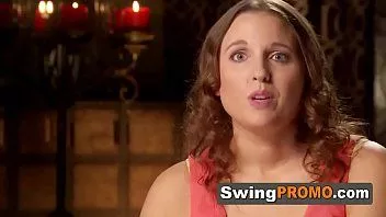 Afspelen Getatoeëerde swinger babe laat haar kutje likken op een wild feest.