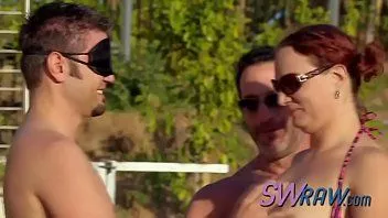 Oynat Bir swingerdan diğerine sallanmak
