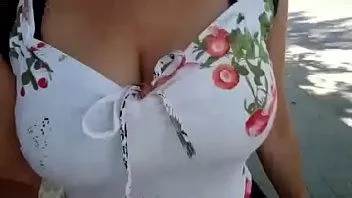 Reproducir Rosafuxxxia jugando al tenis desnuda en la sala de estar, luego sale a caminar y muestra las tetas en público